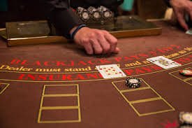 Pemain berinteraksi dengan dealer melalui obrolan langsung di meja kasino SA Gaming